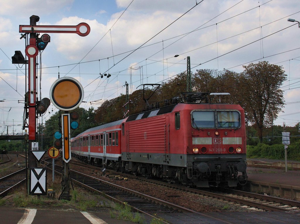 Die 143 269 am 27.08.2009 mit einer RB bei der Einfahrt in den Hanauer Hbf. 
