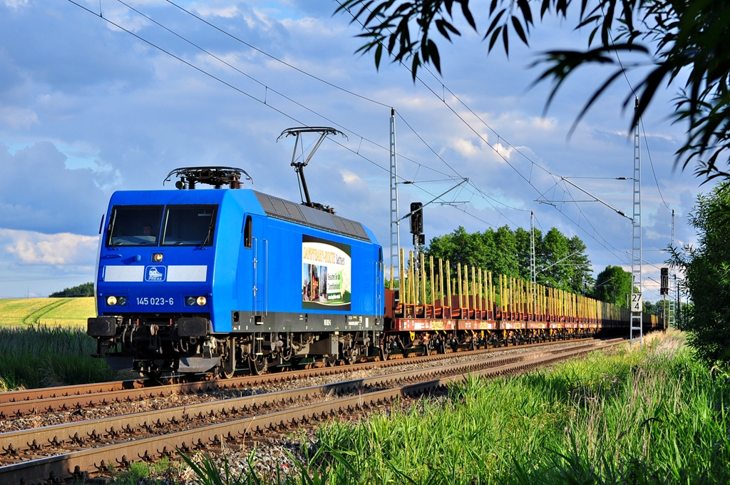 Die 145 023 der Press ist regelmig in Rostock anzutreffen.So auch am 23.06.2013 als sie mit einem leeren Holzzug durch Sildemow fhrt.