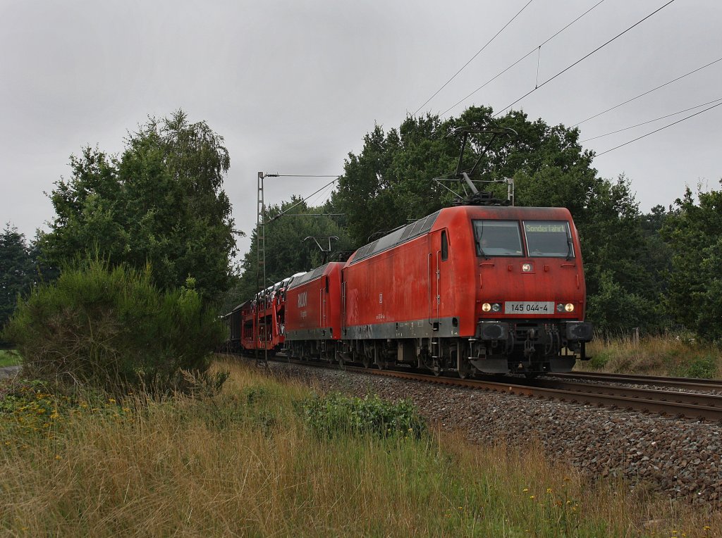 Die 145 044 und die 145 003 am 12.08.2010 mit einem Gterzug unterwegs bei Eystrup. 
