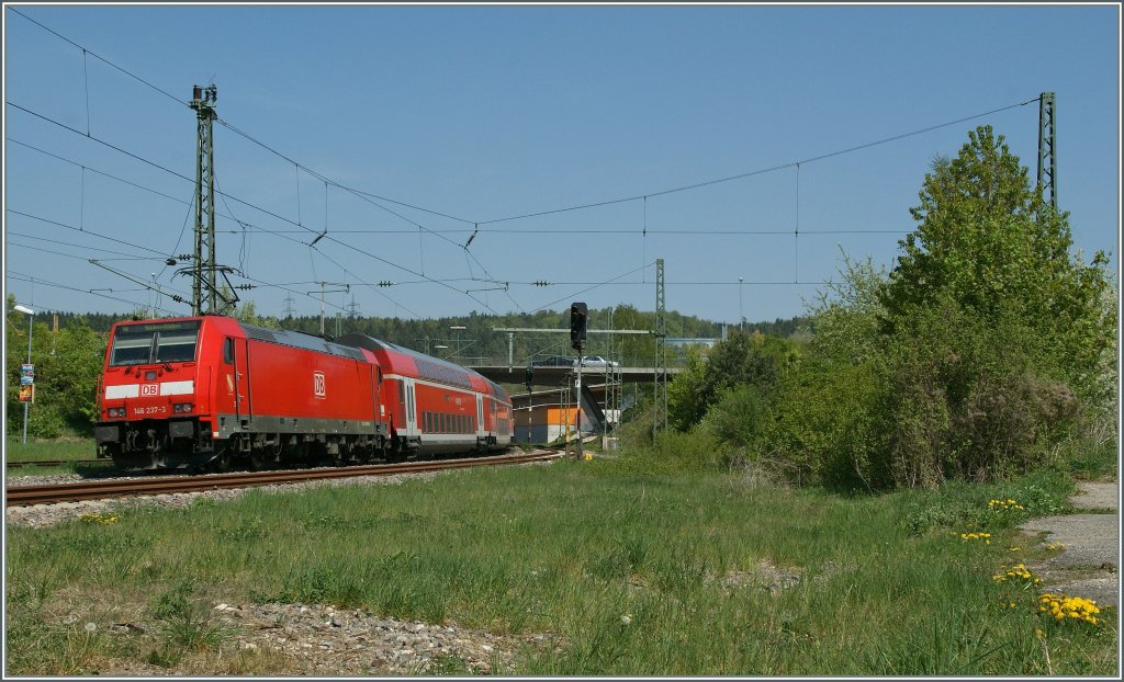 Die 146 237-3 mit dem RE 4718 nach Baden-Baden (statt Karlsruhe) bei der Ausfahrt in Engen ma 22.April 2011.
