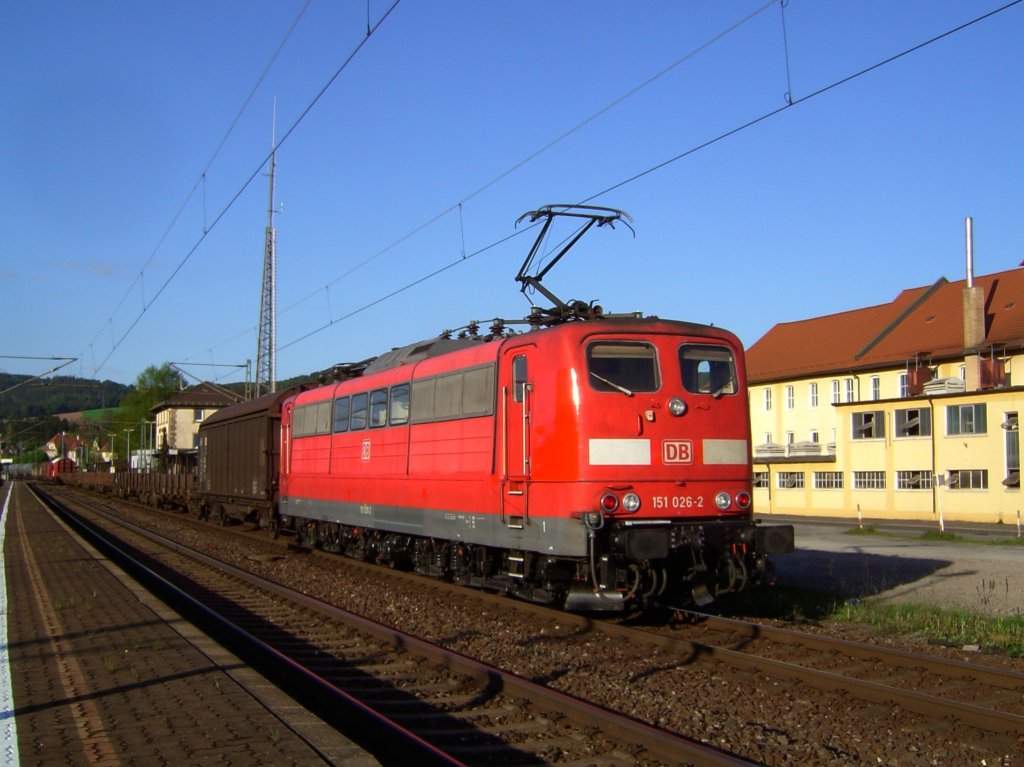 Die 151 026 am 10.05.2008 als Schublok vor einem Gterzug in Pressig-Rotenkirchen.
