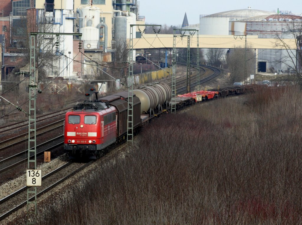 Die 151 160 am 14.03.2009 mit einem Kurzgterzug. bei der Bahnhofseinfahrt Ost in Regensburg. (Bahnbildertreffen)

