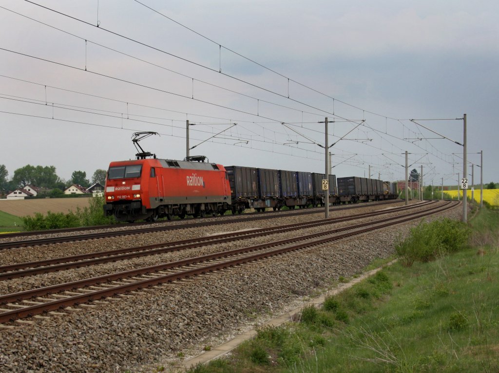 Die 152 063 am 28.04.2011 mit einem TFG Containerzug unterwegs bei Hebertshausen. 
