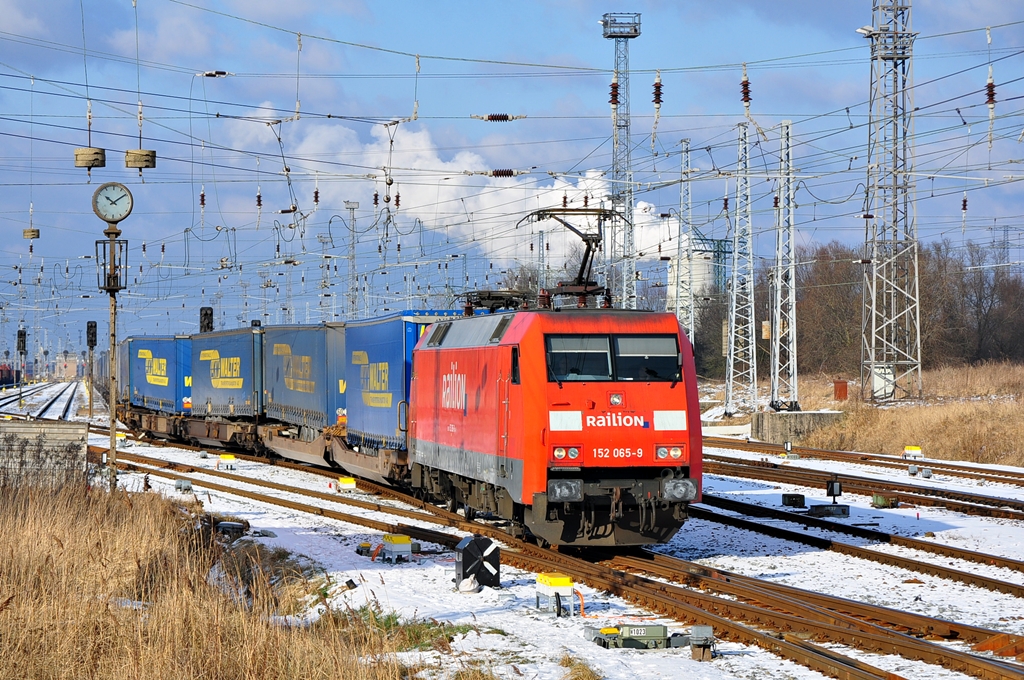 Die 152 065 verlsst am 01.02.2012 Rostock-Seehafen.