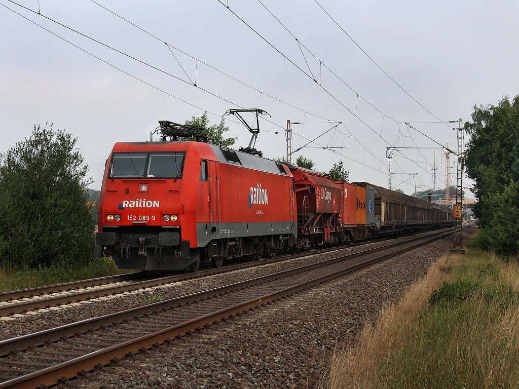 Die 152 089 am 12.08.2010 mit einem Gterzug unterwegs bei Eystrup
