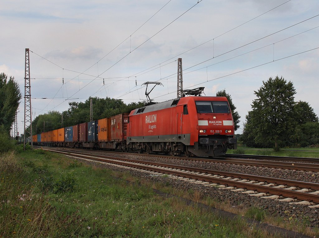 Die 152 109 am 11.08.2010 mit einem Containerzug unterwegs bei Drverden. 
