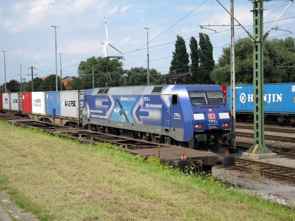 Die 152 135-0 mit einem Gterzug im Hafengebiet von Bremerhaven aufgenommen am 07.08.09.