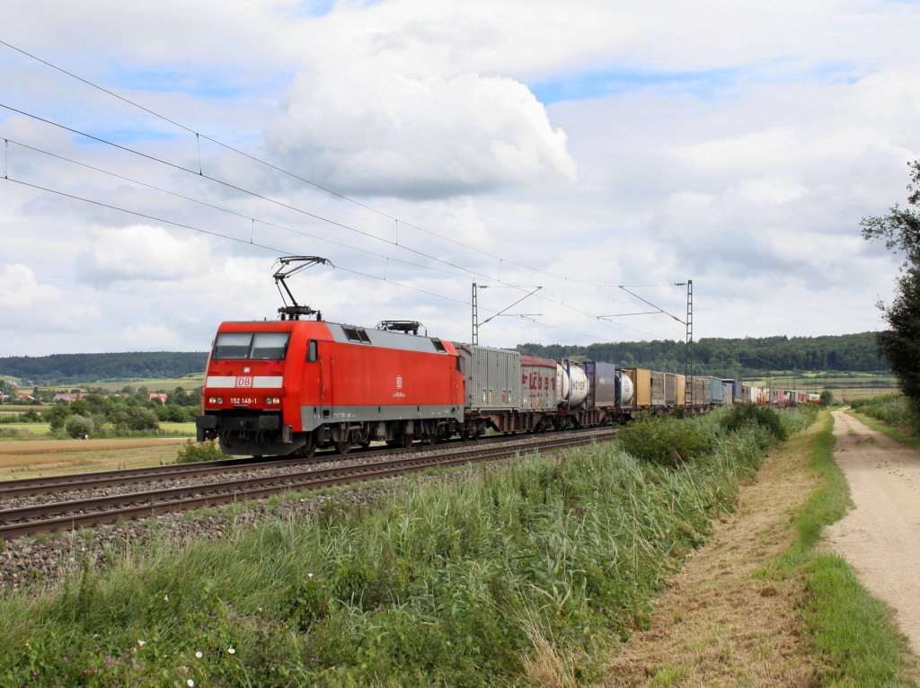 Die 152 149 am 13.08.2011 mit einem KLV-Zug unterwegs bei Treuchtlingen.