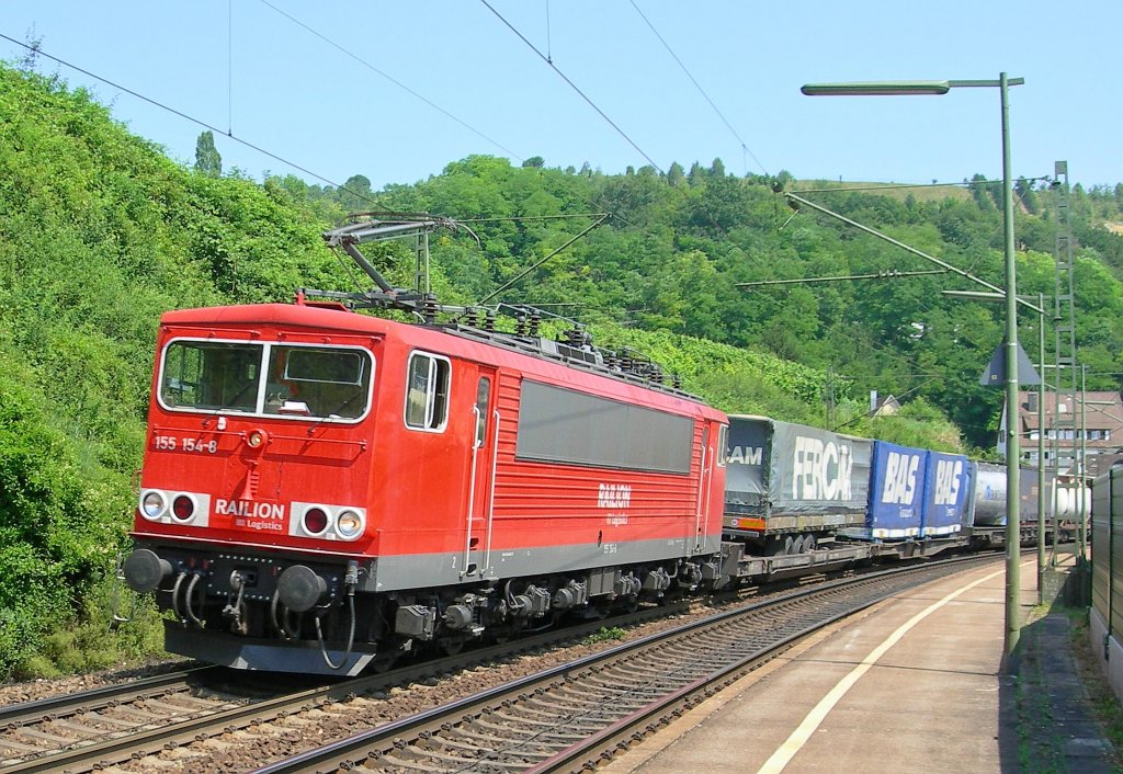 Die 155 154-8 mit einem Gterzug in Istein.
5. Juli 2006