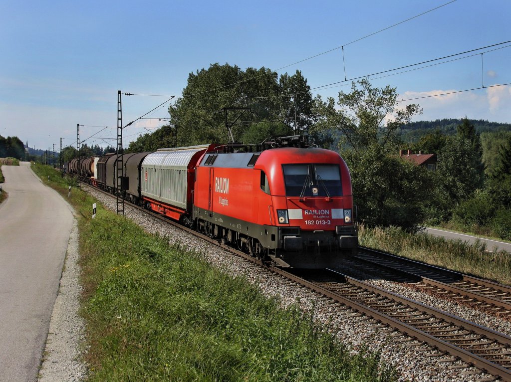 Die 182 013 am 11.09.2010 mit einem Gterzug unterwegs bei Vilshofen. 

