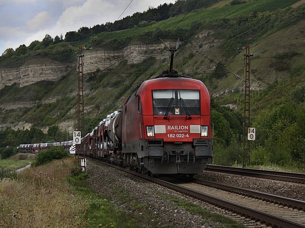 Die 182 022 mit einem Gterzug am 29.08.2009 unterwegs bei Thngersheim. 
