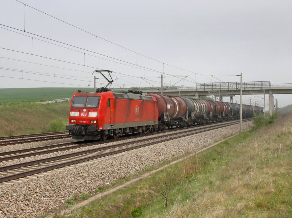 Die 185 057 am 28.04.2011 mit einem Kesselwagenzug unterwegs bei Hebertshausen. 
