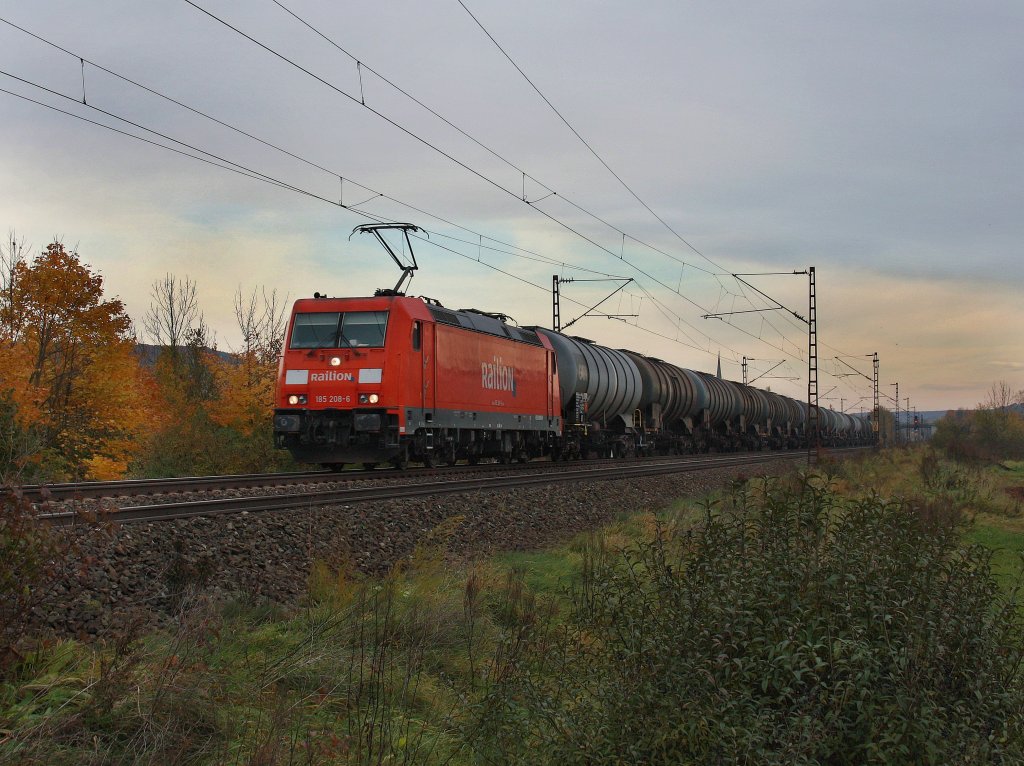 Die 185 208 am 30.10.2010 mit einem Kesselwagenzug unterwegs bei Thngersheim. 
