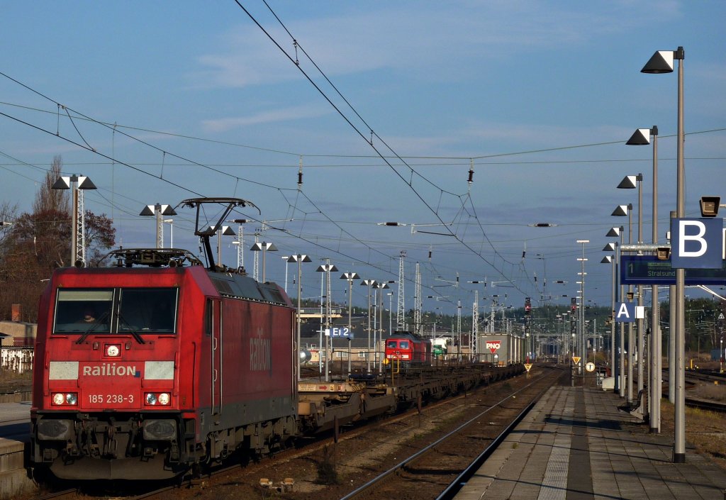 Die 185 238 in Neustrelitz auf dem Weg in Richtung Berlin am 21.11.2011.