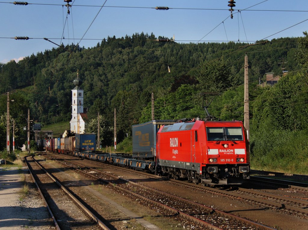 Die 185 310 am 31.07.2010 mit einem KLV-Zug bei der Durchfahrt in Wernstein. 
