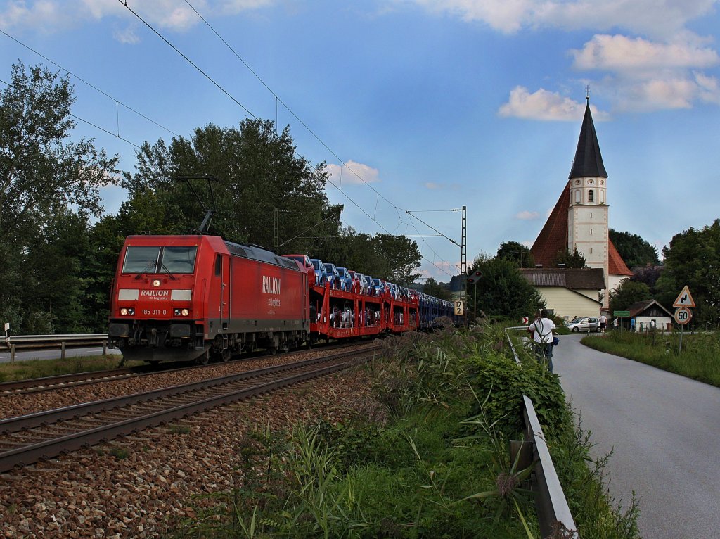 Die 185 311 am 05.09.2010 mit einem Autozug unterwegs bei Hausbach. 
