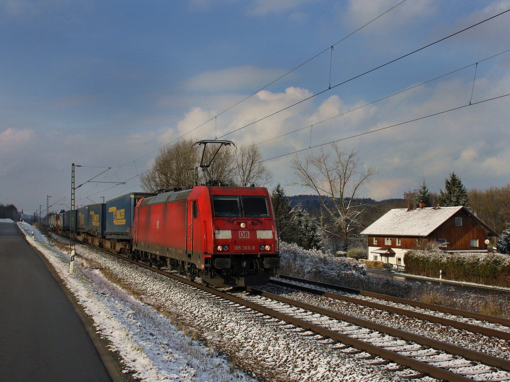 Die 185 363 am 27.11.2010 mit einem KLV-Zug unterwegs bei Vilshofen.
