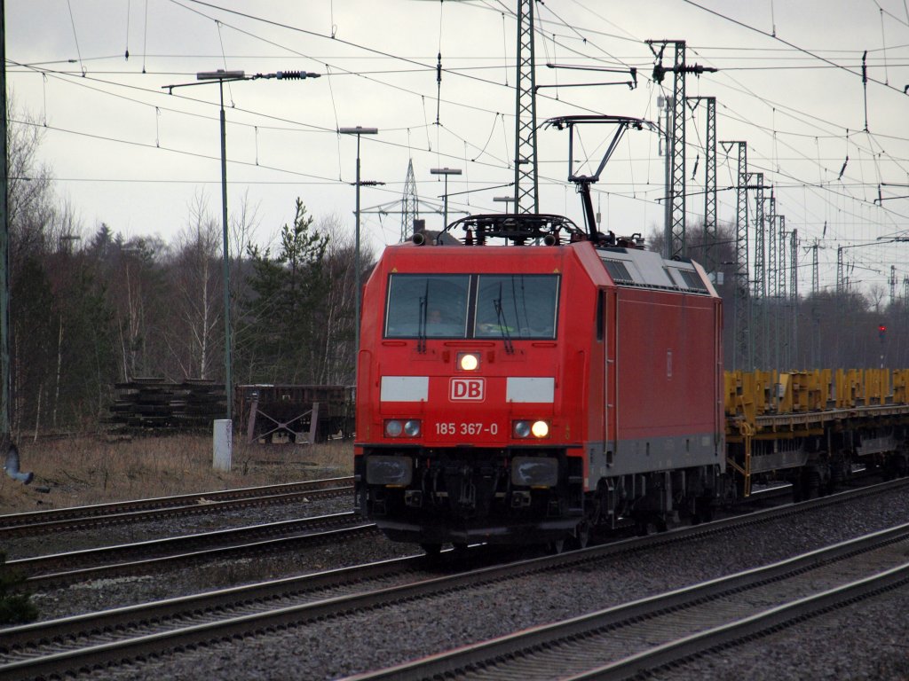 Die 185 367-0 fuhr mit einem GZ durch Buchholz in der Nordheide.