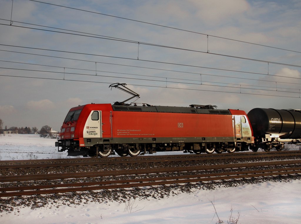 Die 185 403 am 03.01.2011 mit einem Kesselwagenzug unterwegs bei Hebertshausen.
