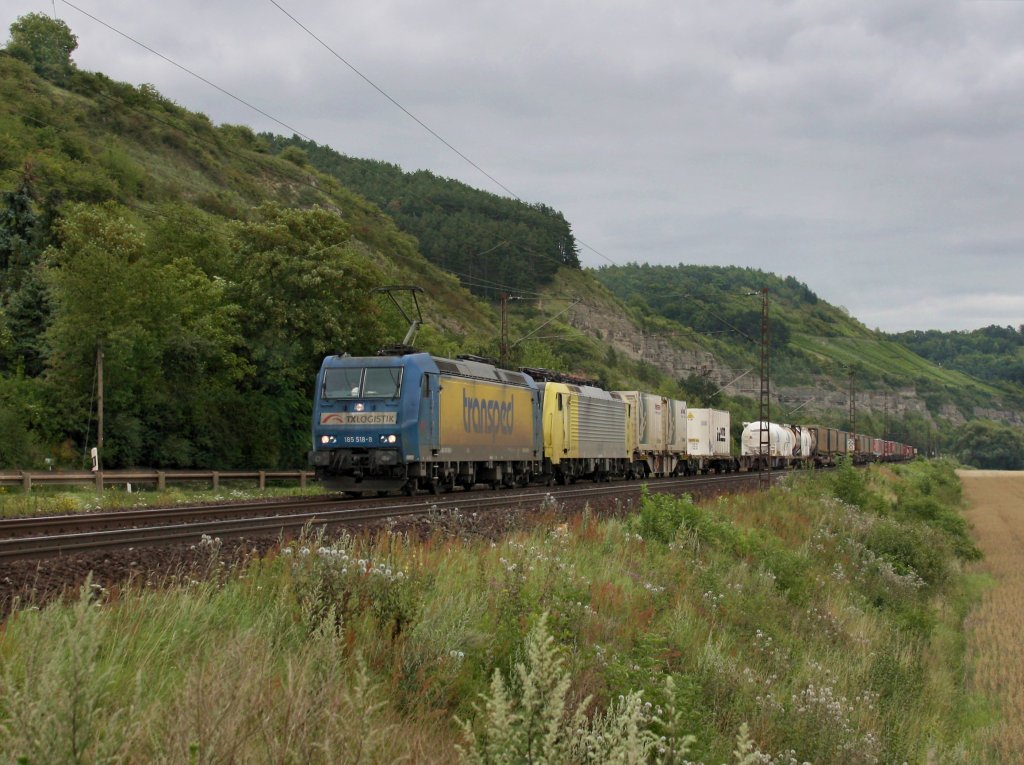 Die 185 518 und die ES 64 F4-009 am 30.07.2011 mit einem KLV-Zug unterwegs bei Karlstadt. 
