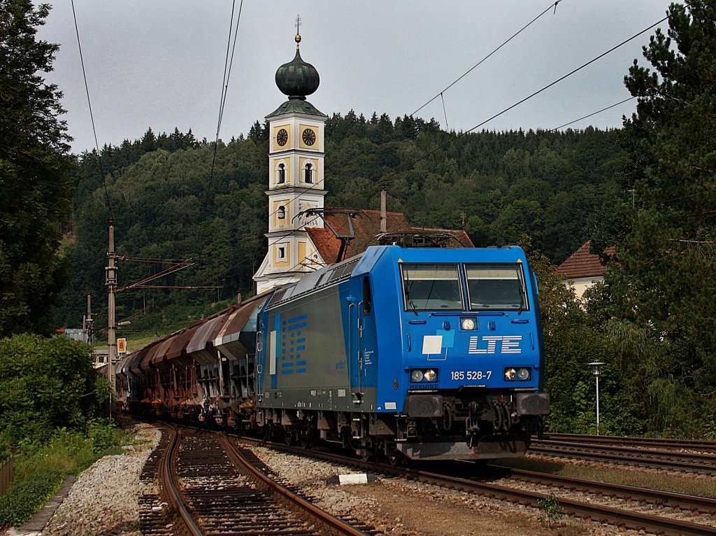 Die 185 528 von LTE am 26.08.2009 mit einem Gterzug bei der Durchfahrt in Wernstein. 

