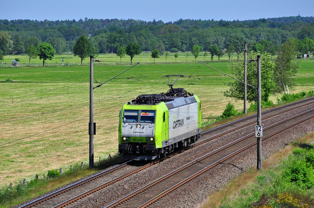 Die 185 532 rauscht am 29.05.2012 durch Ramelsloh in Richtung Sden.