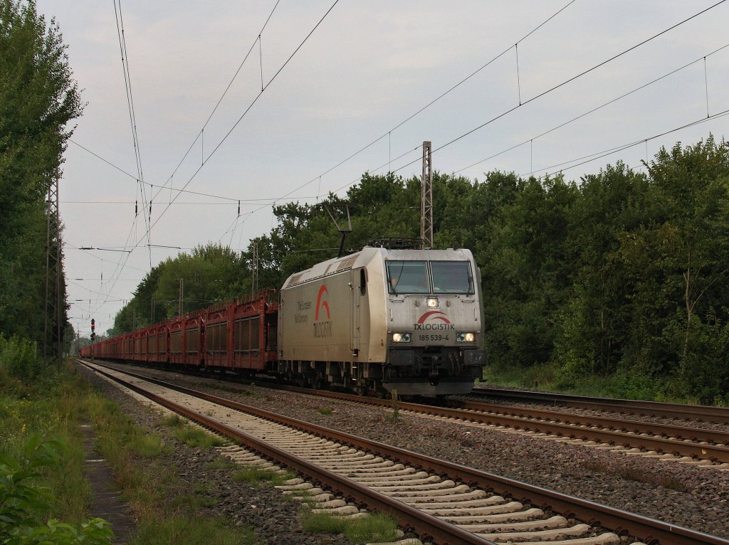 Die 185 539 am 10.08.2010 mit einem Leeren Autozug unterwegs bei Drverden. 
