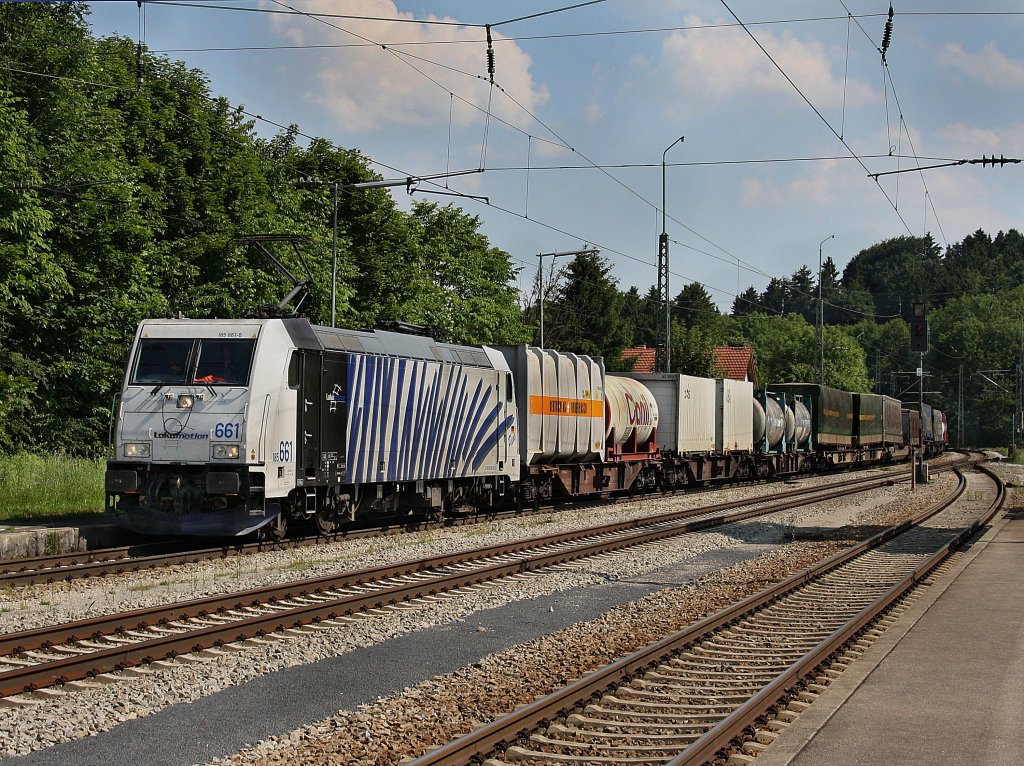 Die 185 661 von Lokomotion am 25.06.2010 mit einem KLV-Zug bei der Durchfahrt in Aling.
