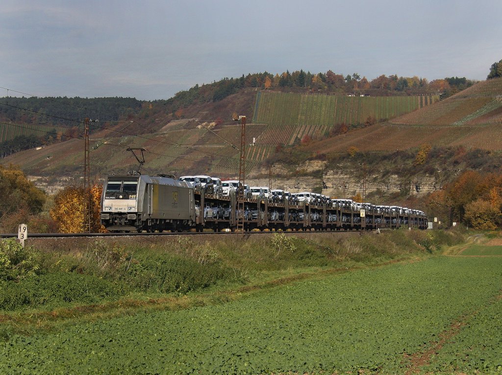 Die 185 681 am 30.10.2010 mit einem Autozug unterwegs bei Himmelstadt. 
