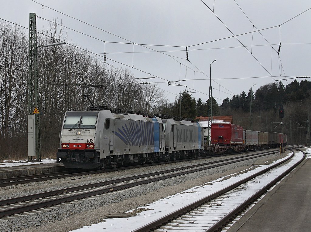 Die 186 102 und die 186 103 mit einem KLV-Zug am 13.03.2010 bei der Durchfahrt in Aling. 
