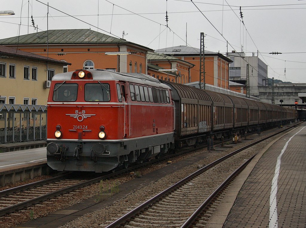 Die 2043.24 am 13.08.2010 mit einem Schiebewandwagenzug bei der Durchfahrt durch den Passauer Hbf.
