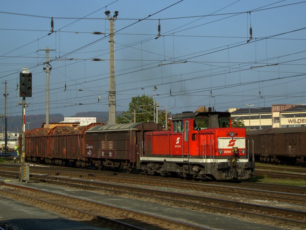 Die 2068 024 am 11.10.2008 bei Rangierarbeiten in Salzburg Hbf. 
