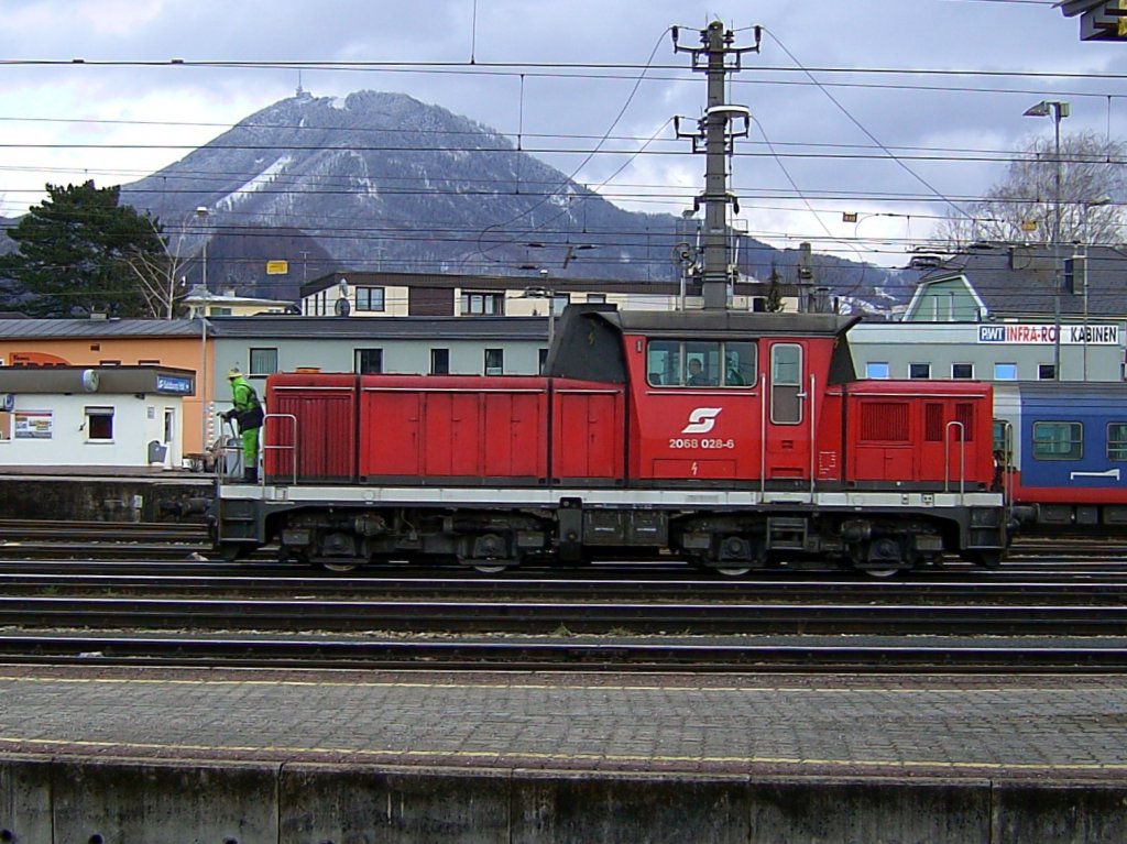 Die 2068 028 am 02.02.2008 bei Rangierarbeiten in Salzburg Hbf. 
