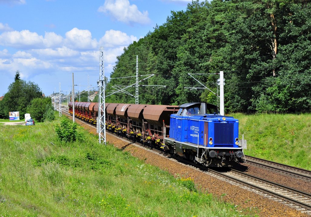 Die 212 054 der EGP brummt am 02.08.2011 durch Schwaan in Richtung Schwerin.