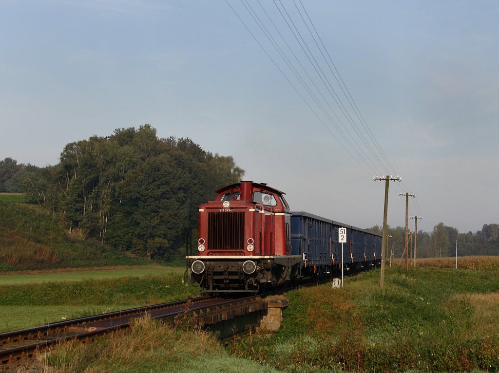 Die 212 249 von Lokomotion mit einem Kohlezug nach Pocking unterwegs am 26.09.2009 auf der Rottalbahn bei Bad Birnbach. 
