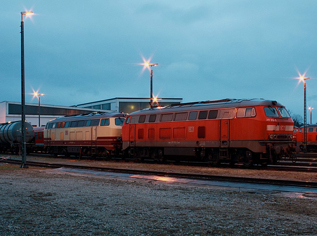 Die 217 013 und die 217 002 am Abend des 28.03.2009 abgestellt in Mhldorf. 
