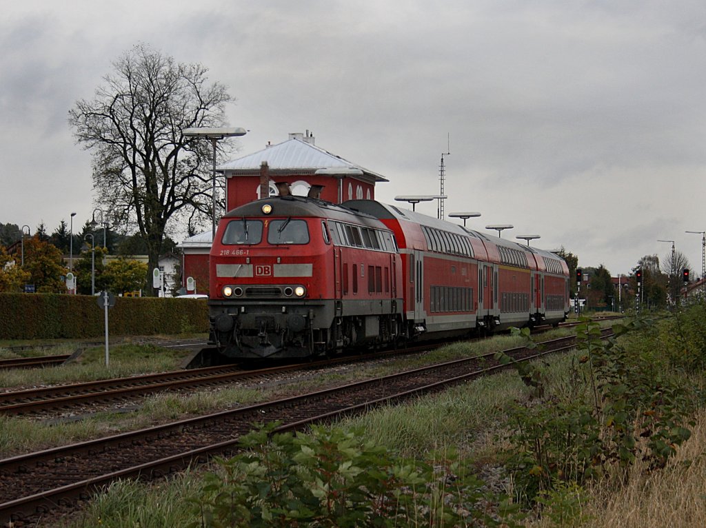 Die 218 466 mit dem IC Rottalerland (auerplanmig mit drei Dostos) am 17.010.2009 bei der Ausfahrt aus Pfarrkirchen.
