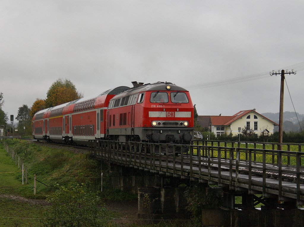 Die 218 466 mit dem IC Rottalerland (auerplanmig mit drei Dostos) am 17.010.2009 unterwegs auf der Rottalbahn bei Anzenkirchen. 

