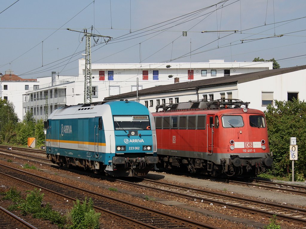 Die 223 062 und die 110 497 am 15.08.2009 abgestellt im Regensburger Hbf. (Foto entstand aus dem Fahrendem Zug)
