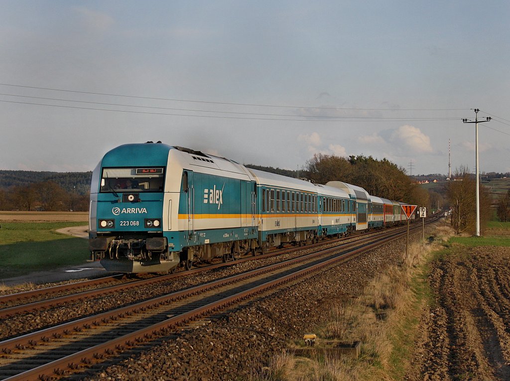 Die 223 068 am 02.04.2010 mit dem ALEX nach Hof und Prag unterwegs bei Zeitlarn.
