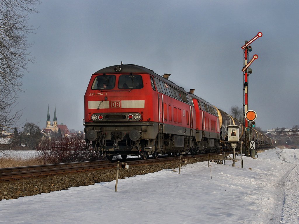 Die 225 084 und eine weitere als Schubloks eines Kesselwagenzuges der von einer Ludmilla angefhrt wurde am Einfahrt Signal von Alttting. (17.02.2010)
