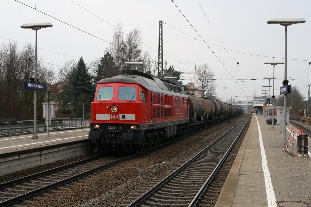Die 233 511-5 wurde am 13.02.11 mit einem ler Richtung Mhldorf in Markt Schwaben fotografiert.