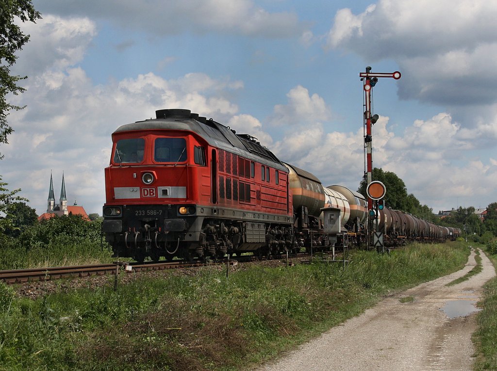 Die 233 586 am 09.08.2010 mit einem Kesselwagenzug unterwegs bei Alttting. 
