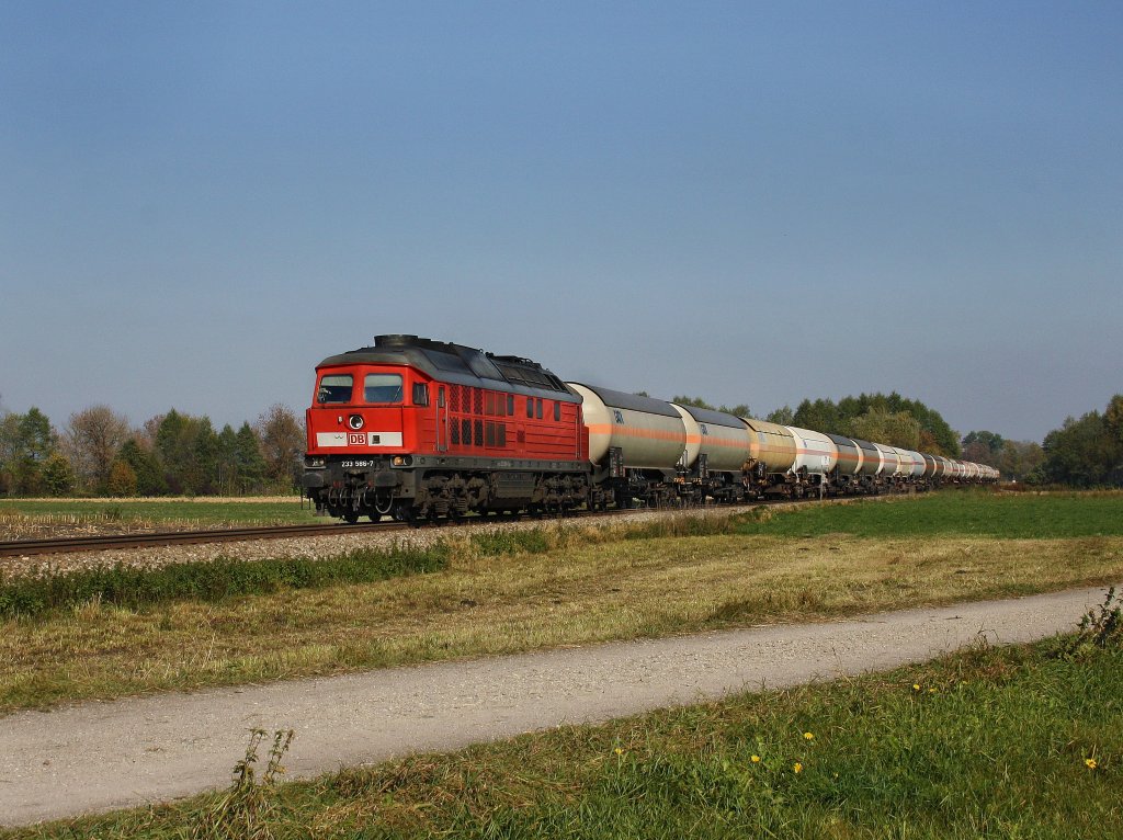 Die 233 586 am 12.10.2010 mit einem Gaskesselwagenzug unterwegs bei Heiligenstatt. 
