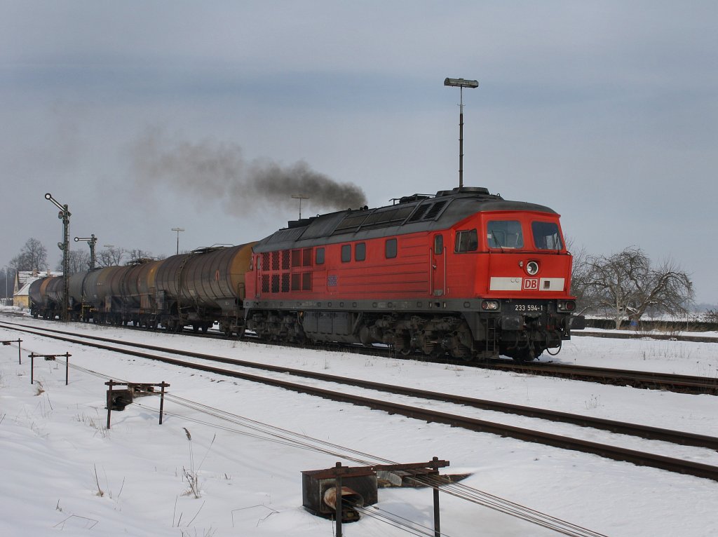Die 233 594 am 17.02.2010 mit einem Kesselwagen Zug bei der Ausfahrt aus Tling. 
