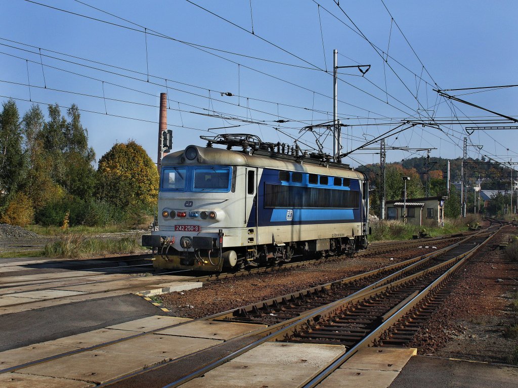 Die 242 250 am 10.10.2010 bei einer Rangierfahrt in Klatovy. 
