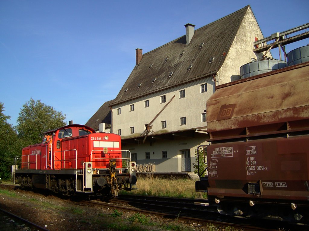 Die 294 685 am 26.08.2008 in Hirschau beim Ankuppeln des Zuges. 
