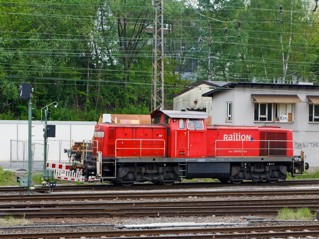 Die 294 813-1 (V 90 remotorisiert) der DB Schenker Rail Deutschland AG rangiert am 18.05.2012 in Kreuztal.