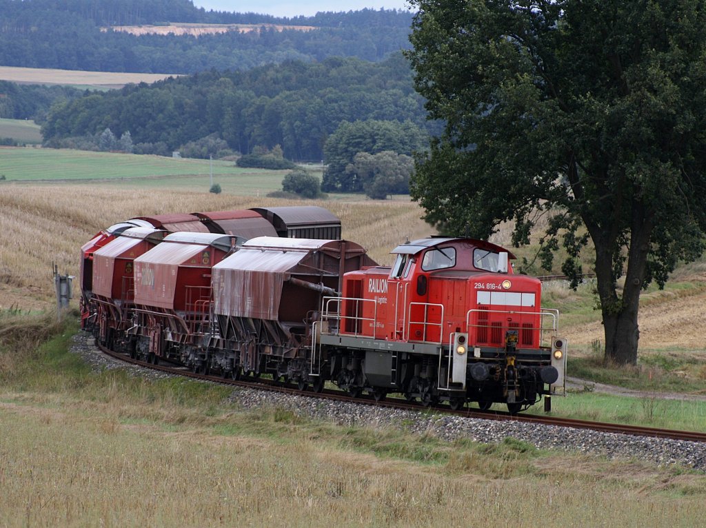 Die 294 816 am 04.09.2009 mit der bergabe nach Amberg unterwegs bei Mimbach.
