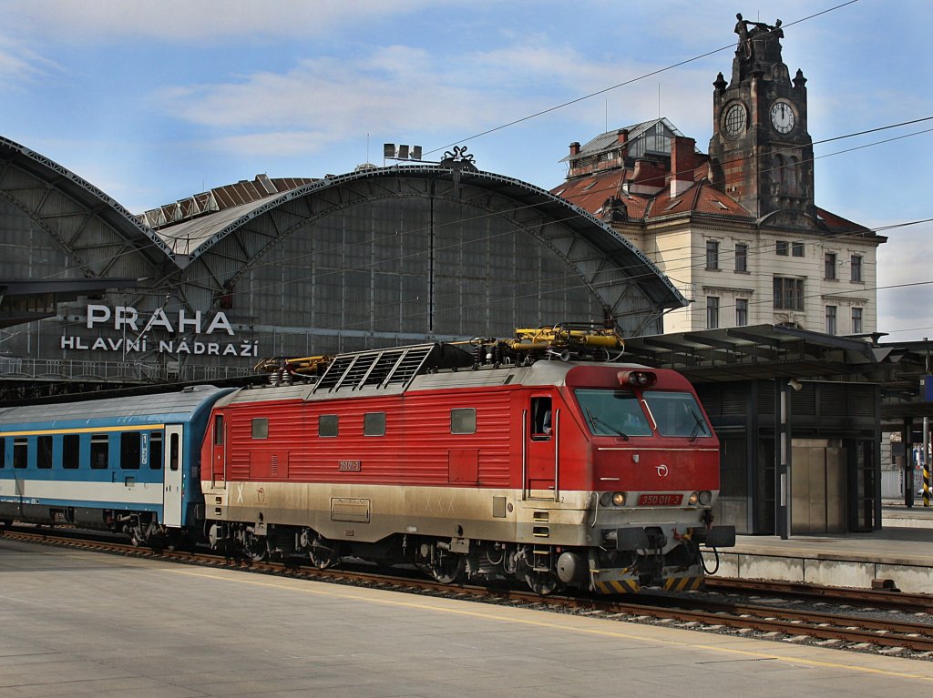 Die 350 011 am 03.04.2010 mit einem EC im Prager Hbf. 


